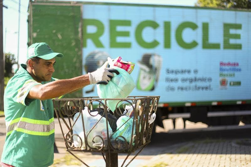 Curitiba, exemplo de sucesso em reciclagem e sustentabilidade, inspira outras cidades brasileiras a adotarem práticas ambientais semelhantes. Rede Resíduos, que atua com o conceito de cidades inteligentes desenvolveu um sistema que conecta geradores de resíduos e empresas de reciclagem para promover a economia circular e a sustentabilidade ambiental. | Foto: Daniel Castellano / SMCS